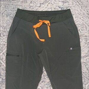 Figs olive scrub pants BUY OR BEING DONATED
CLOSING POSH SHOP